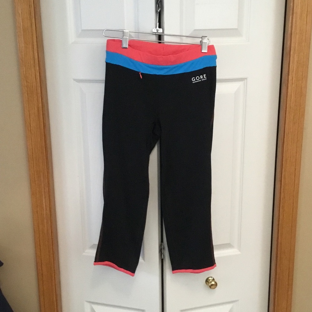 Lady’s 3/4 length running tights.